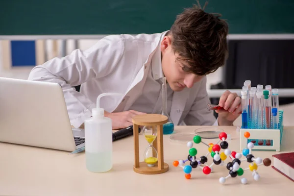 Uczeń studiujący chemię w klasie — Zdjęcie stockowe
