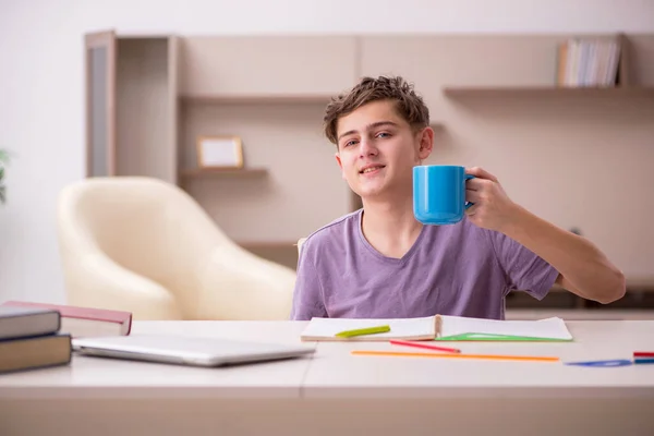 Studente preparazione per gli esami a casa — Foto Stock