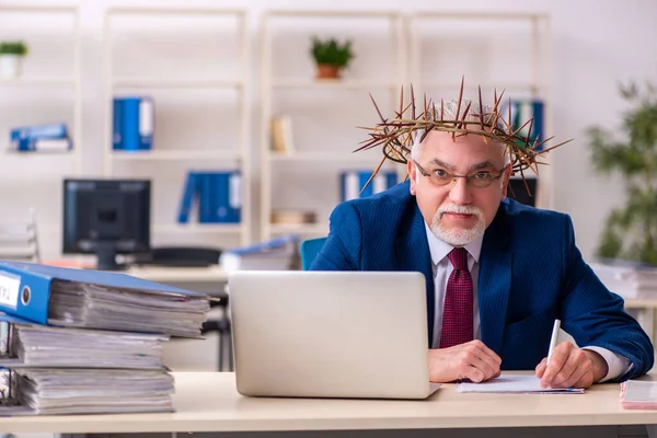 Viejo empleado con corona espinosa en la cabeza — Foto de Stock
