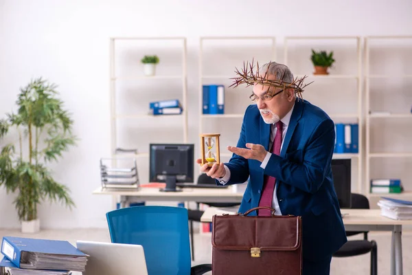 Velho empregado masculino vestindo grinalda espinhosa no conceito de gerenciamento de tempo — Fotografia de Stock