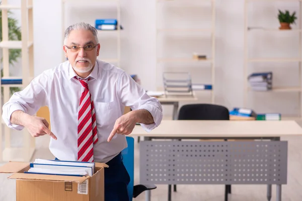 Ancien employé masculin dans le concept de mouvement — Photo