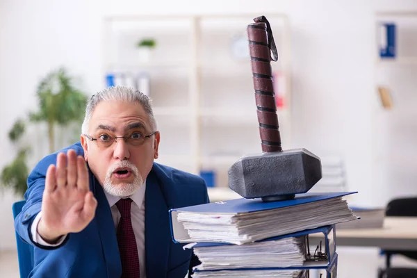 Velho funcionário do sexo masculino infeliz com muito trabalho no escritório — Fotografia de Stock