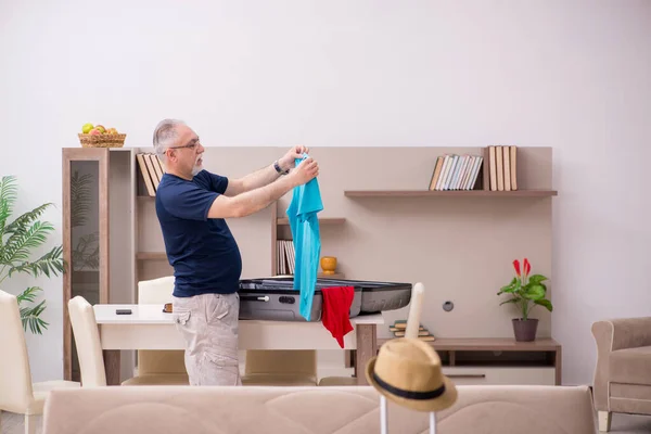 Velho se preparando para a viagem em casa — Fotografia de Stock