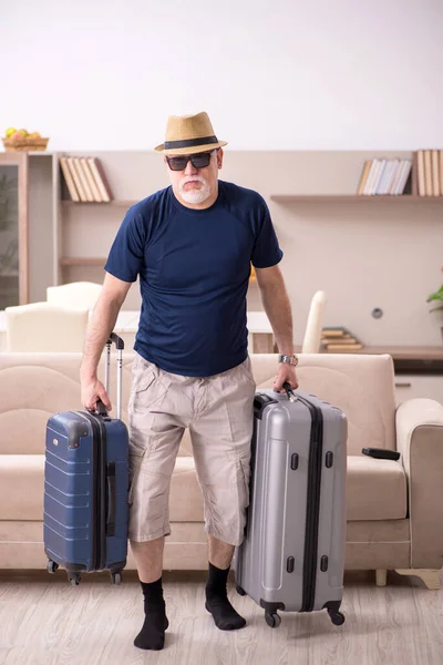 Vieil homme se préparant pour le voyage à la maison — Photo