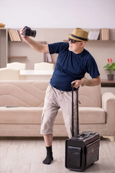 Ο γέρος ετοιμάζεται για το ταξίδι στο σπίτι — Φωτογραφία Αρχείου