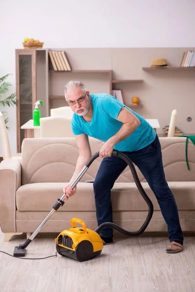 Yaşlı adam evi temizliyor. — Stok fotoğraf