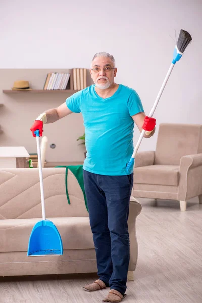 Viejo limpiando la casa — Foto de Stock