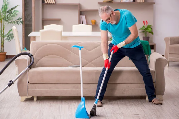 Velho limpando a casa — Fotografia de Stock