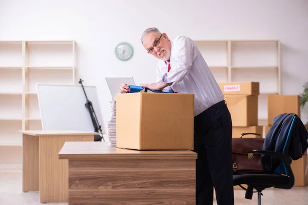 Vieil homme d'affaires employé dans le concept de réinstallation — Photo