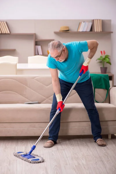 Velho limpando a casa — Fotografia de Stock