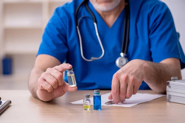 Viejo médico varón en concepto de vacunación — Foto de Stock