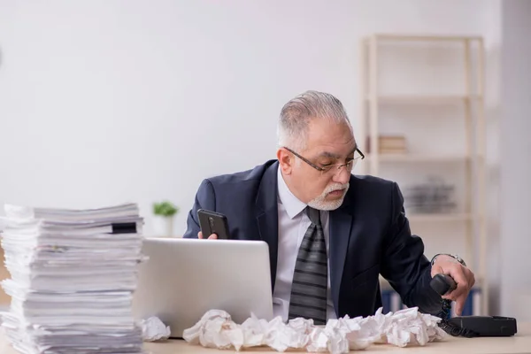 Velho empregado masculino no conceito de brainstorming — Fotografia de Stock