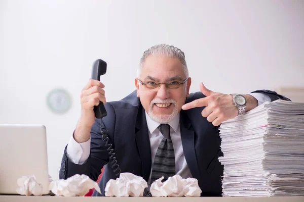 Old male employee in brainstorming concept — Stock Photo, Image