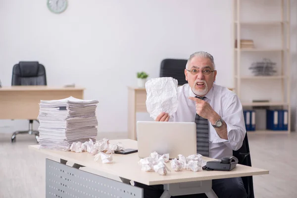 Viejo empleado masculino en el concepto de lluvia de ideas —  Fotos de Stock