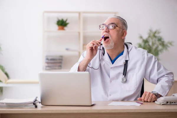 Antigo médico químico masculino no conceito de coronavírus — Fotografia de Stock