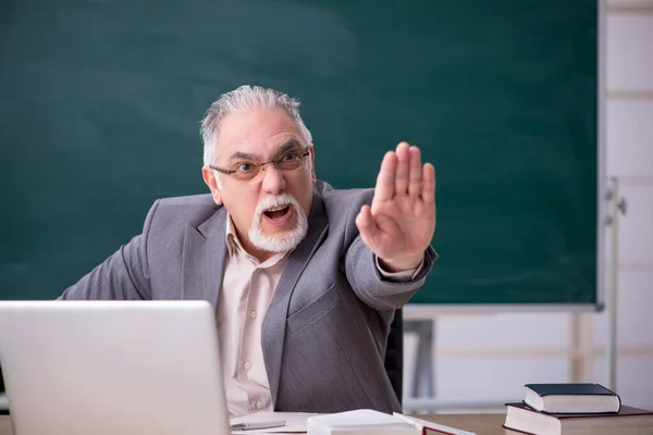 Alt männlich lehrer vor tafel — Stockfoto