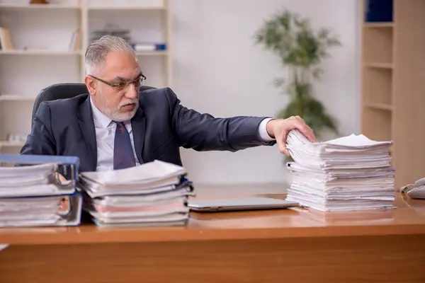 Vecchio datore di lavoro maschile e troppo lavoro in ufficio — Foto Stock