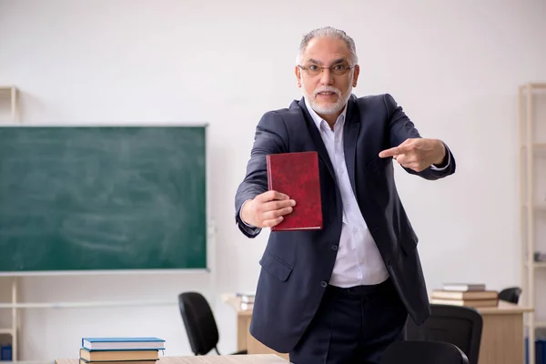 Viejo profesor delante de la pizarra —  Fotos de Stock