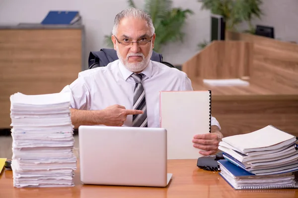 Alte männliche Angestellte und zu viel Arbeit im Büro — Stockfoto