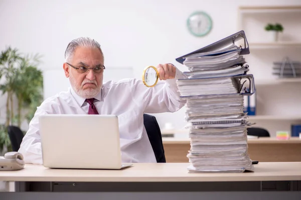 Employé masculin âgé et trop de travail sur le lieu de travail — Photo