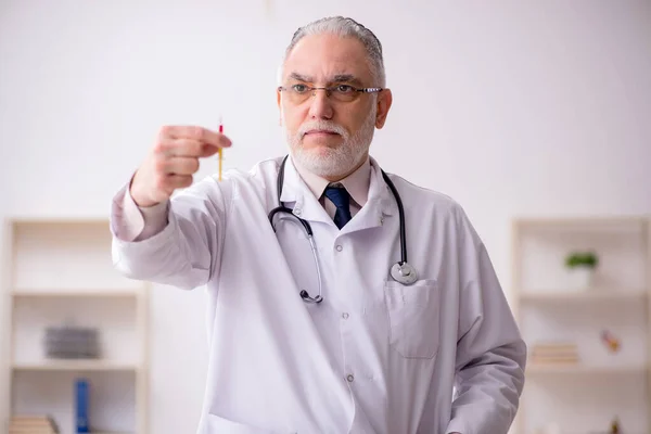 예방 접종 개념을 가진 늙은 남성 의사 — 스톡 사진