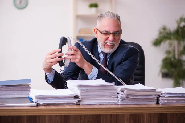 Velho empresário empregado infeliz com excesso de trabalho no escritório — Fotografia de Stock