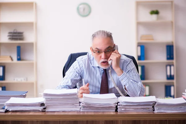 Παλιά υπάλληλος επιχειρηματίας δυσαρεστημένος με την υπερβολική εργασία στο γραφείο — Φωτογραφία Αρχείου