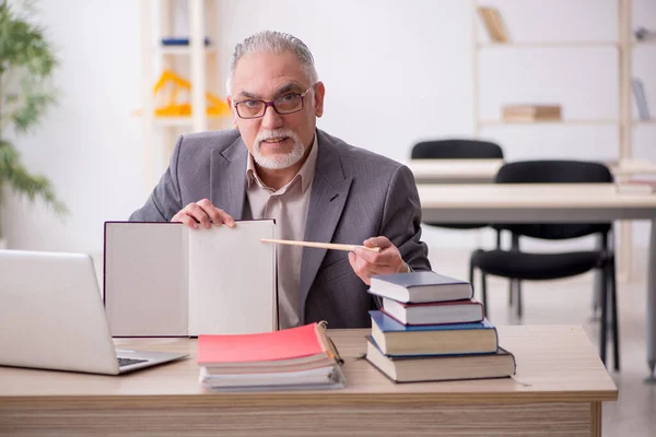 Reif männlich lehrer im die klassenzimmer — Stockfoto