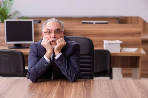 Alter Geschäftsmann Mitarbeiter sitzt im Büro — Stockfoto