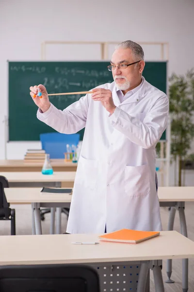 Oude mannelijke scheikundige leraar in de klas — Stockfoto