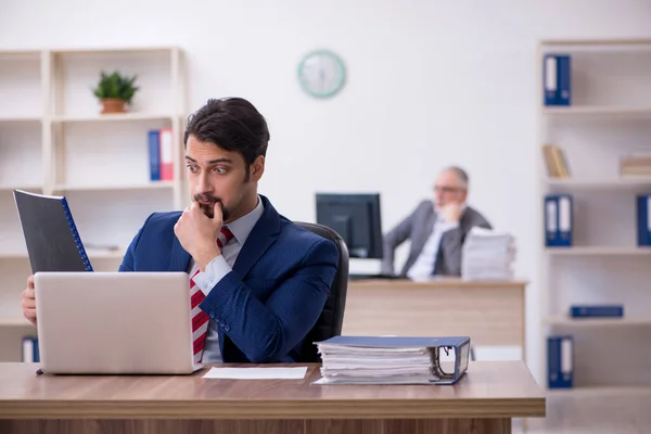 Deux employés masculins travaillant dans le bureau — Photo