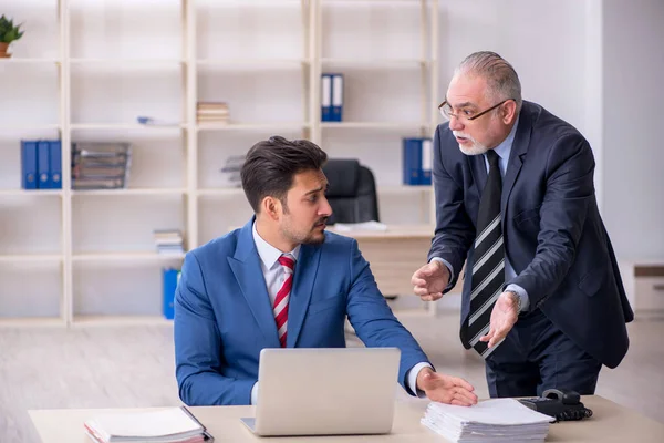 Viejo jefe y joven empleado masculino en concepto de intimidación —  Fotos de Stock