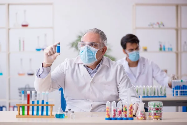 Dos químicos masculinos en el concepto de síntesis de fármacos en el laboratorio —  Fotos de Stock