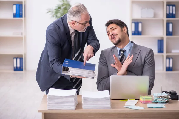 Zwei männliche Mitarbeiter in Mobbing-Konzept — Stockfoto