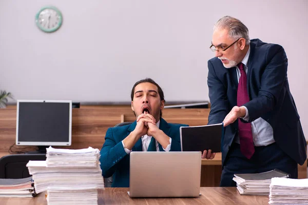 Old male employer and young male assistant in bullying concept — Stock Photo, Image