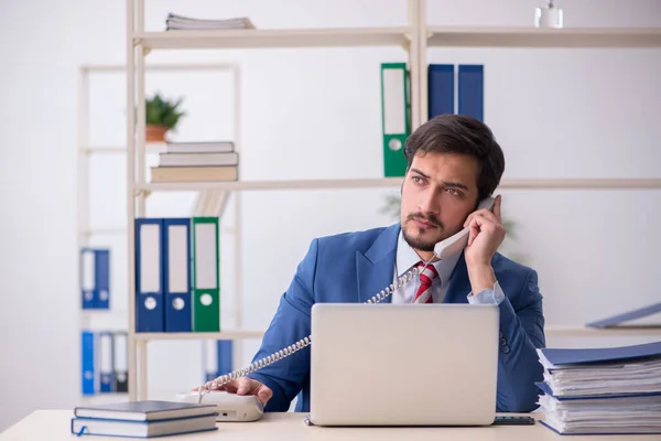 Young male employee working in the office — Stock Photo, Image