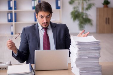 Ofiste çalışan genç bir erkek.