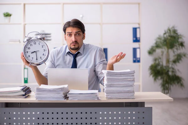 Jovem empresário empregado infeliz com excesso de trabalho no de — Fotografia de Stock