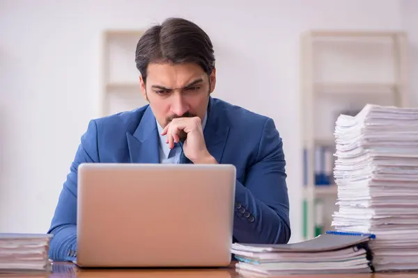 Giovane impiegato uomo d'affari e troppo lavoro in ufficio — Foto Stock