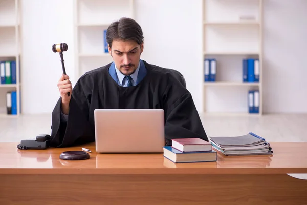 Jonge mannelijke rechter werkt in de rechtszaal — Stockfoto