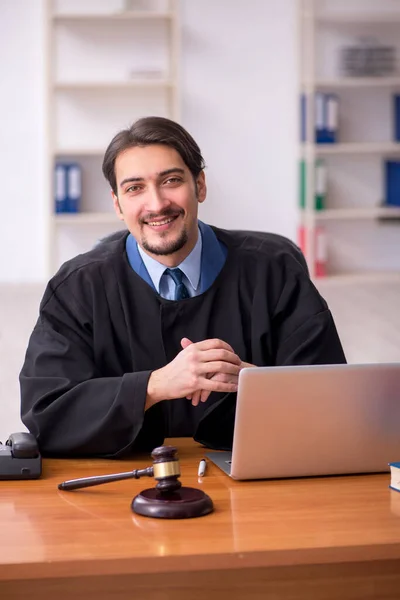 Jonge mannelijke rechter werkt in de rechtszaal — Stockfoto