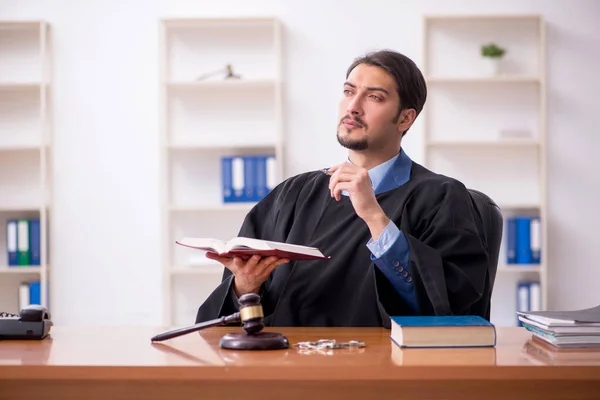 Juez joven trabajando en la sala del tribunal — Foto de Stock