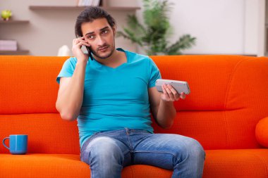 Genç erkek öğrenci salgın sırasında evde oturuyor.