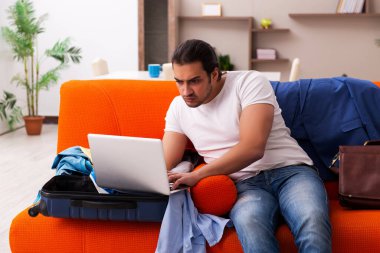 Genç öğrenci eve gitmek için hazırlanıyor.