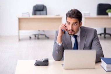 Ofiste çalışan genç bir erkek.