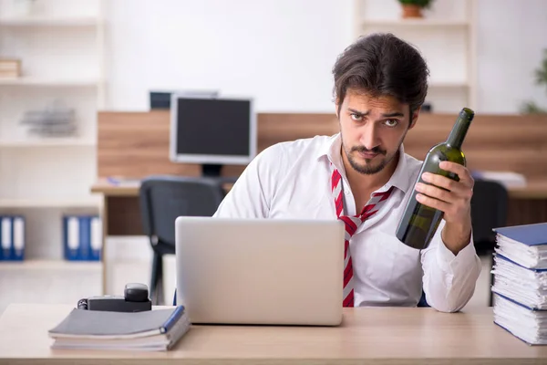 Fiatal alkoholfüggő férfi alkalmazott dolgozik az irodában — Stock Fotó