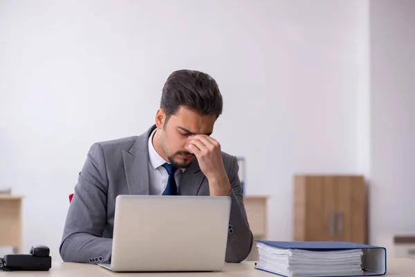 Young male employee working in the office — Stock Photo, Image