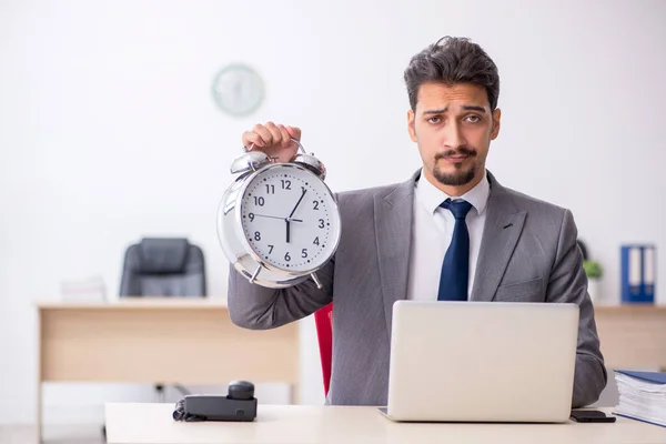 Jonge mannelijke werknemer in tijdmanagementconcept — Stockfoto