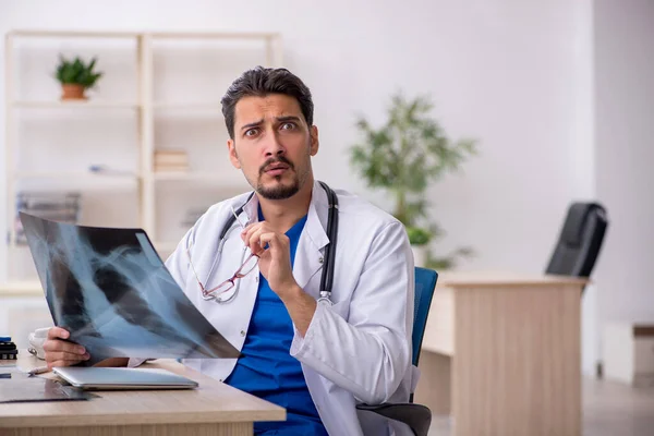 Ung manlig röntgenläkare som arbetar på kliniken — Stockfoto