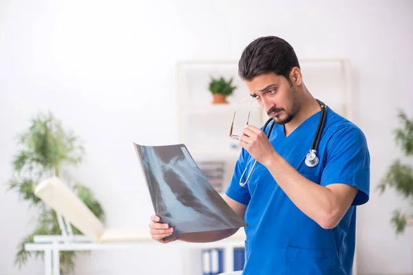 Jeune médecin radiologue travaillant à la clinique — Photo